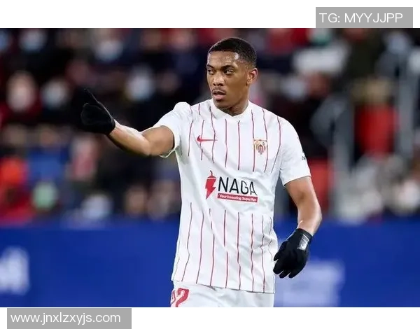 足球明星独特风格踢球时佩戴手套引发热议展现个性与技术的完美结合